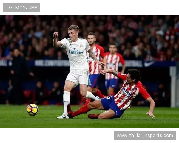 马德里德比暂时休战球迷看台现求婚灯海奇迹上演